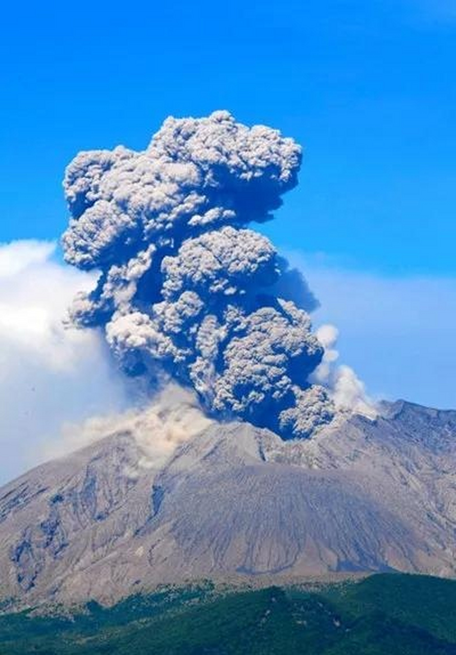 日本樱岛火山又喷了!烟柱冲到2700米高,这回动静有点大 日本樱岛火山又喷了!烟柱冲到2700米高,这回动静有点大